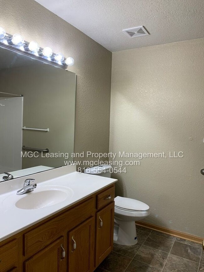 Building Photo - Comfort & Convenience in Grain Valley – Sp...