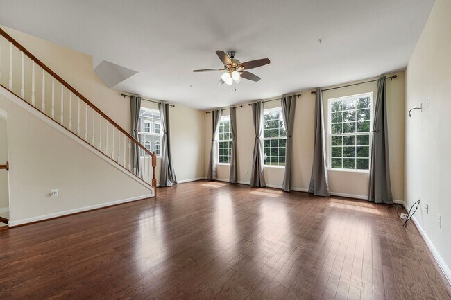 Building Photo - Spacious 3-Level END UNIT Townhome
