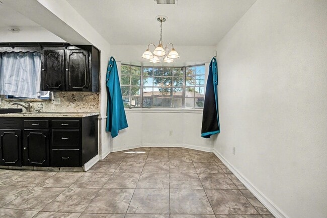 Building Photo - 5001 Glenhaven Dr