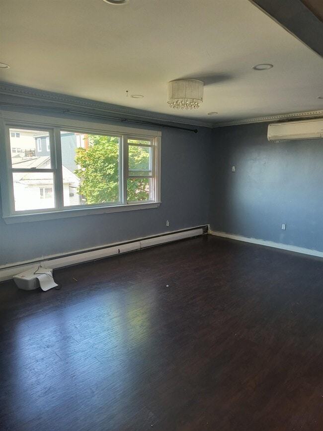 Building Photo - 1515 70th St