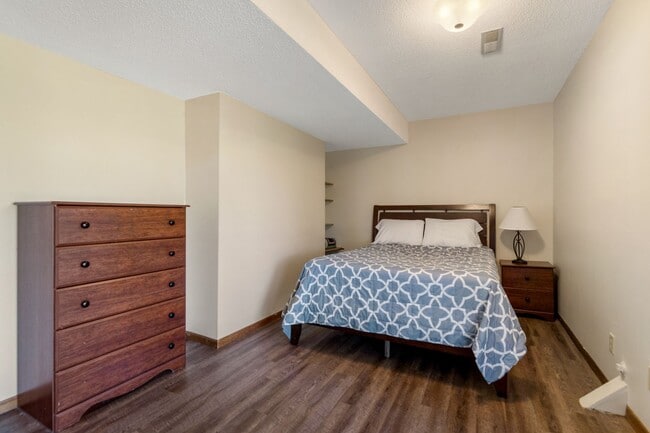 Building Photo - 3704 Meadowbrook Dr