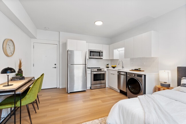 Spacious studio with in-unit laundry - 1652 W Roscoe St