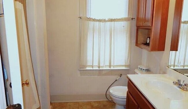 Building Photo - Historic 5 Bedroom, 1.5 Bath in Downtown York!