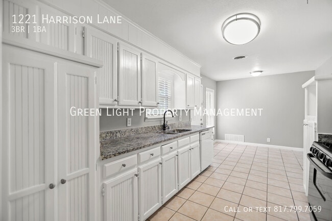 Building Photo - 1221 Harrison Ln