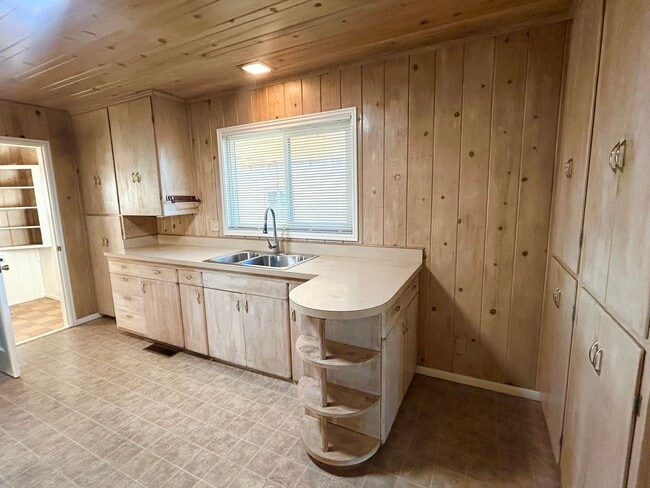 Building Photo - Great home just outside of town!