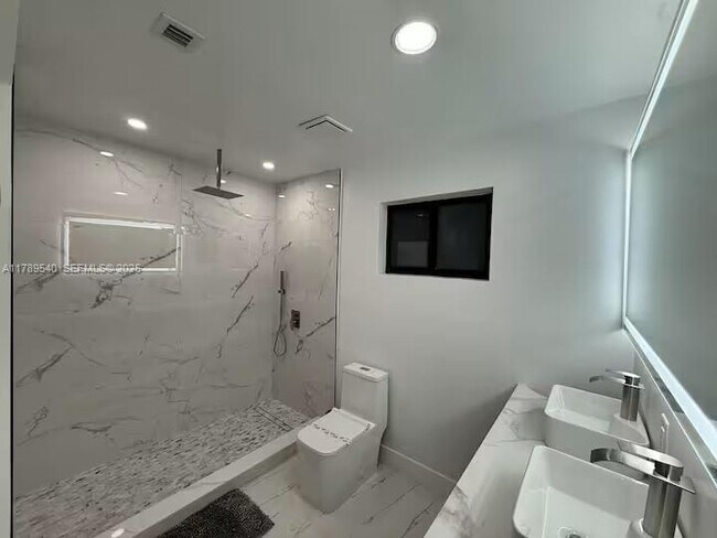 Building Photo - 2918 SW 2nd St