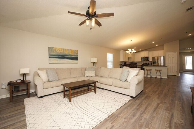 Building Photo - Central Freeport Location with Community Pool