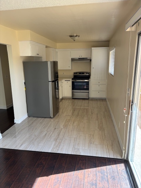 Kitchen - 15903 Halldale Ave