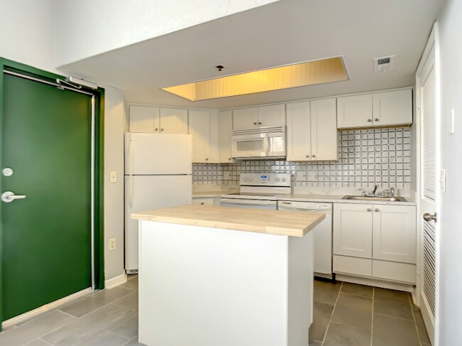 Building Photo - 3013 S Atlantic Ave