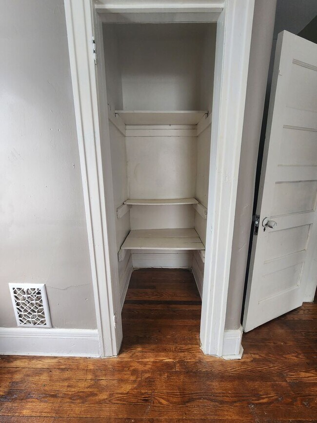 Building Photo - 4 Bedroom Single Family Home!