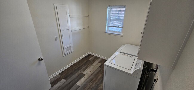 Building Photo - 1401 E Sherman Dr