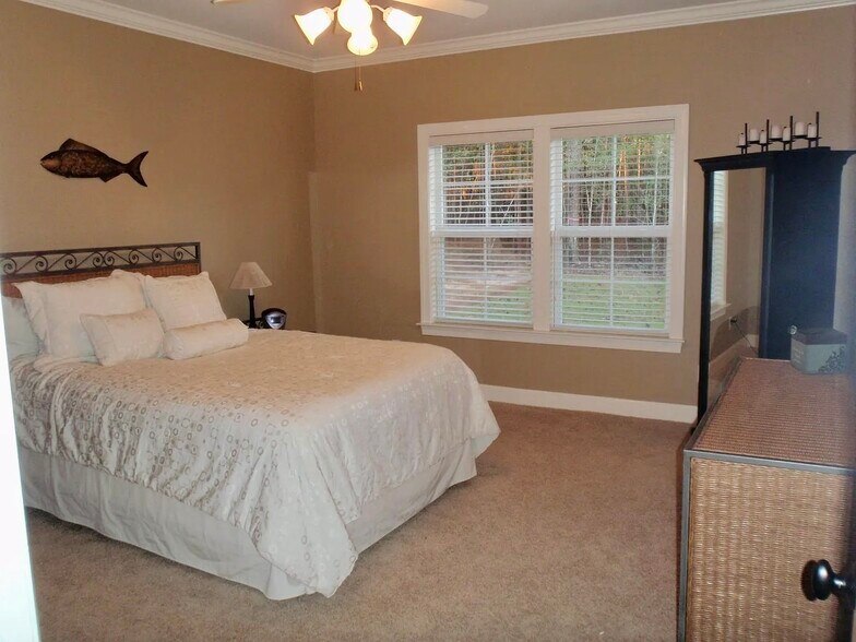 Building Photo - 409 Redbud Cir