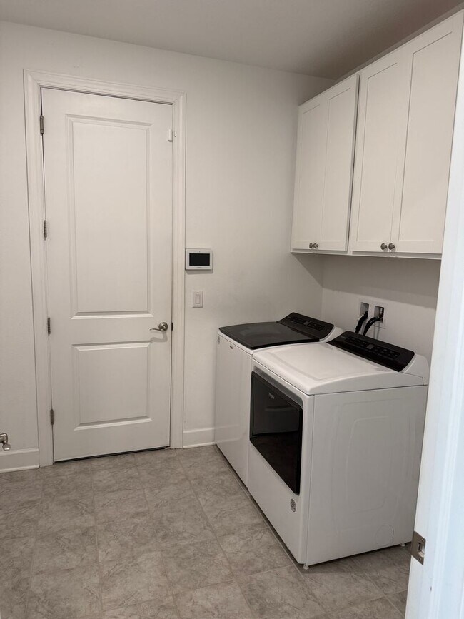 Building Photo - 5 Bedroom 4 Bath W/Office & 3-Car Garage (...