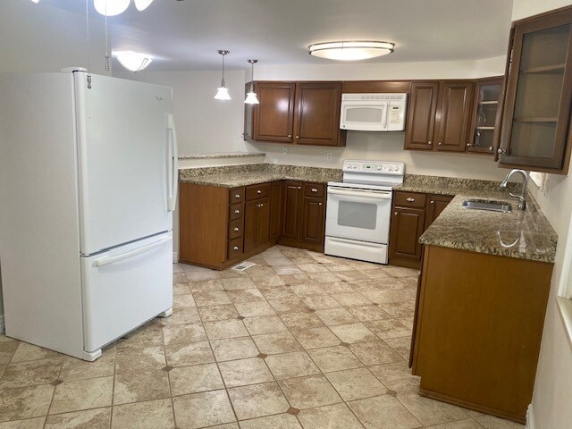 Kitchen - 411 E Highline Cir