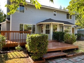 Building Photo - Newly remodeled Sammamish Home
