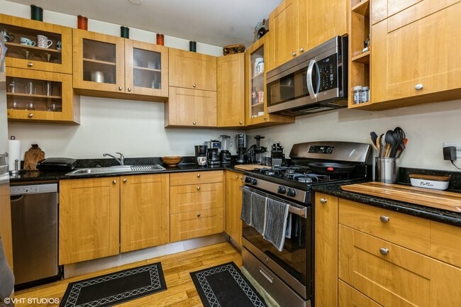 Building Photo - 6423 N Greenview Ave