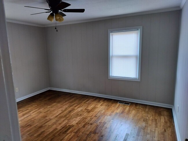 Building Photo - Elbow Room and Workshop