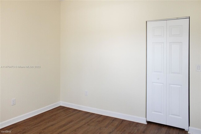 Building Photo - 3 br, 2.5 bath Townhome - 12442 Emerald Cr...