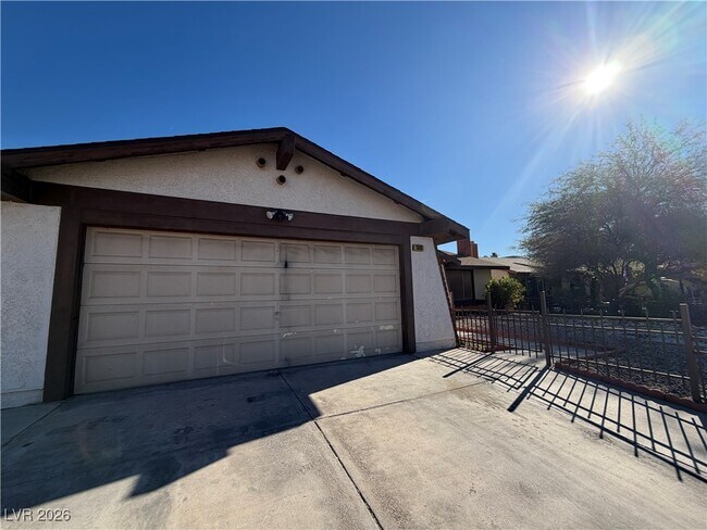 Building Photo - 1560 Elaine Dr