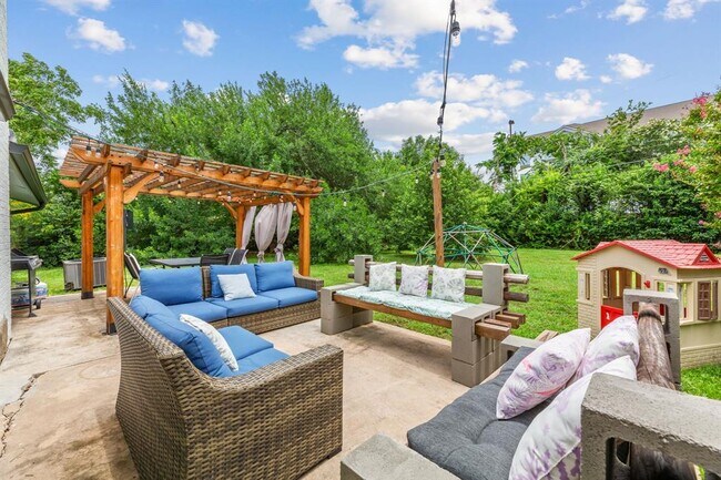 Building Photo - 201 Fairlane Dr