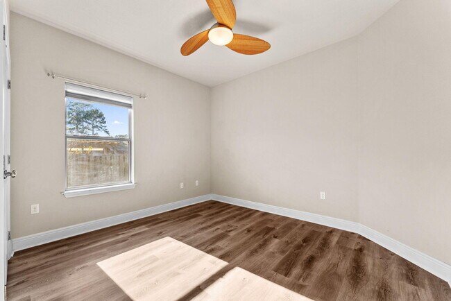 Building Photo - 554 Camellia Ct