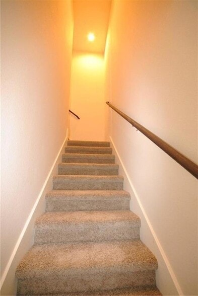 Building Photo - 2222 Creekside Ln