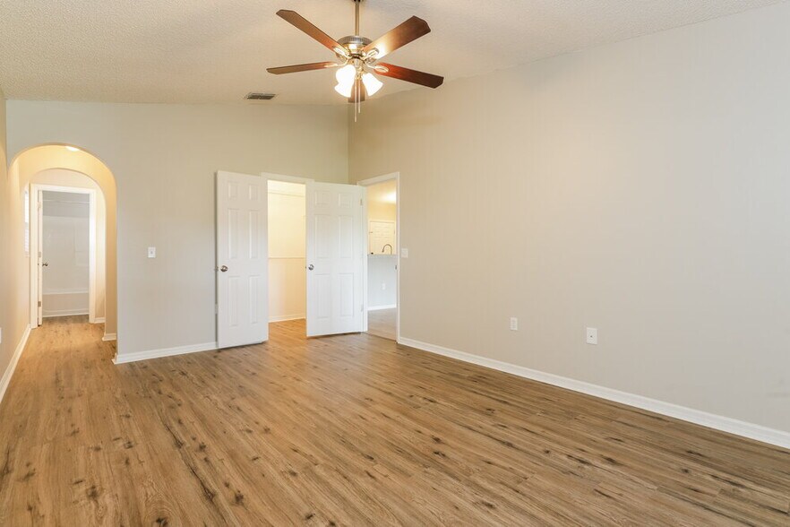 Building Photo - 12932 Kings Lake Dr