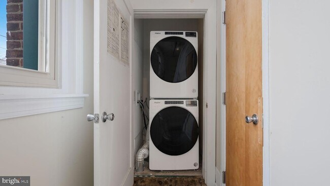 Building Photo - 2 E State St