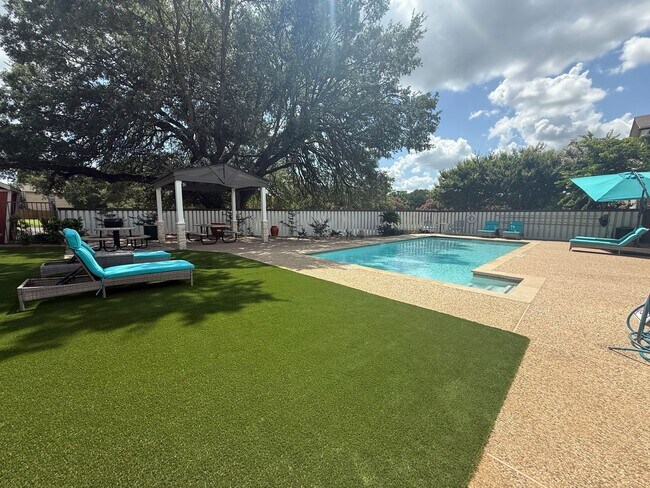 Building Photo - Langtry Apartments- 2 Bedroom 2 Bathroom