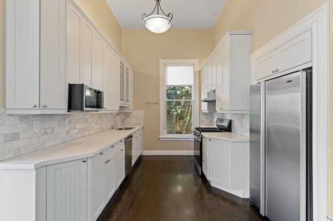 Building Photo - 2 Bed, 2 Bath Victorian Style Condo with M...