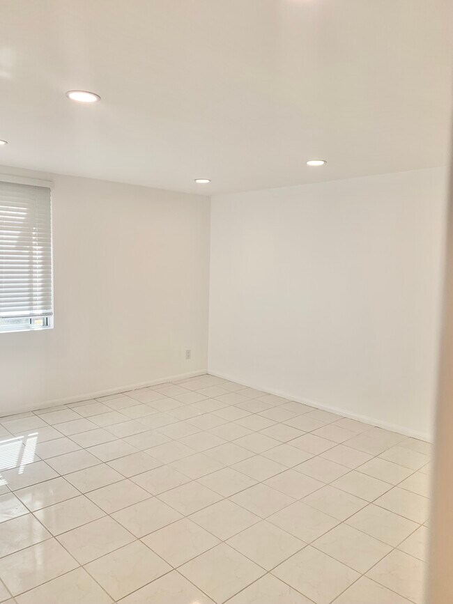 Building Photo - 5301 Balboa Blvd