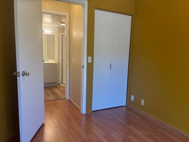 Building Photo - 3 Bedroom / 3 Bath Condo with Ocean Views