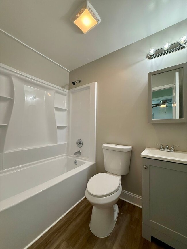 Building Photo - Oak Ridge - 3 bedroom 2 bath Duplex - call...