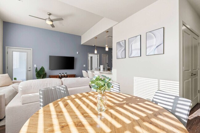 Building Photo - 711 W Broadway Rd