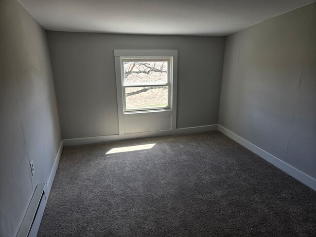 Building Photo - Large 4 Bedroom Farmhouse