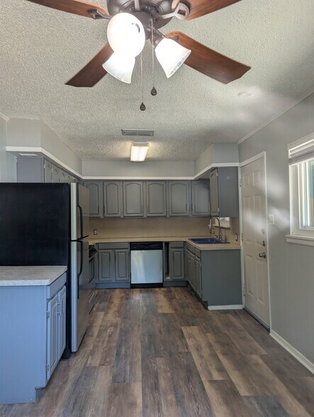 Building Photo - 2804 Catalina Dr