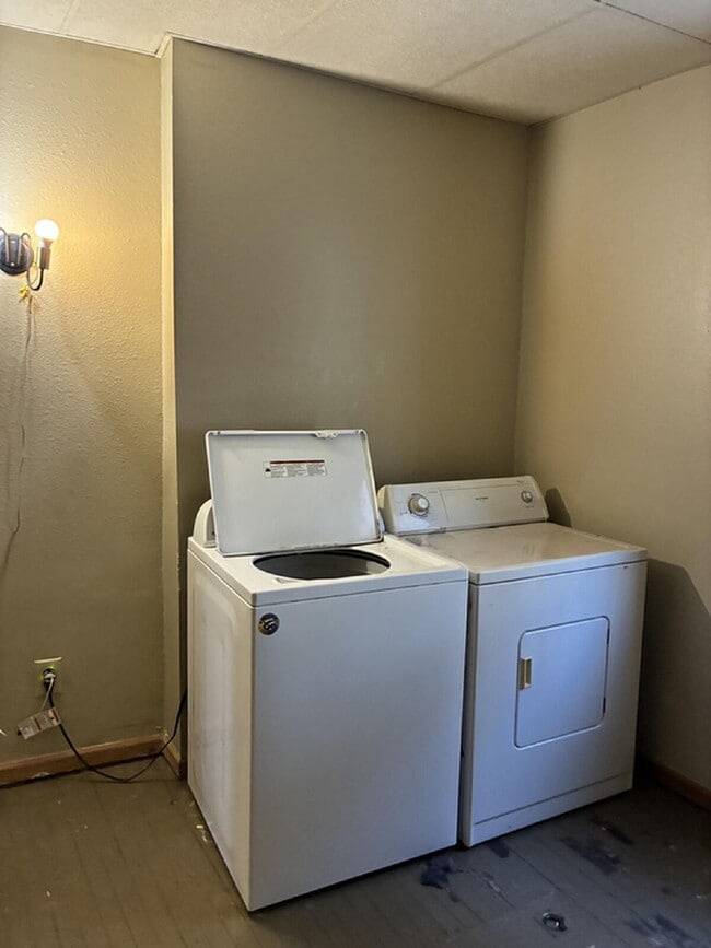 Building Photo - 2 bed 1 bath near UWEC area!