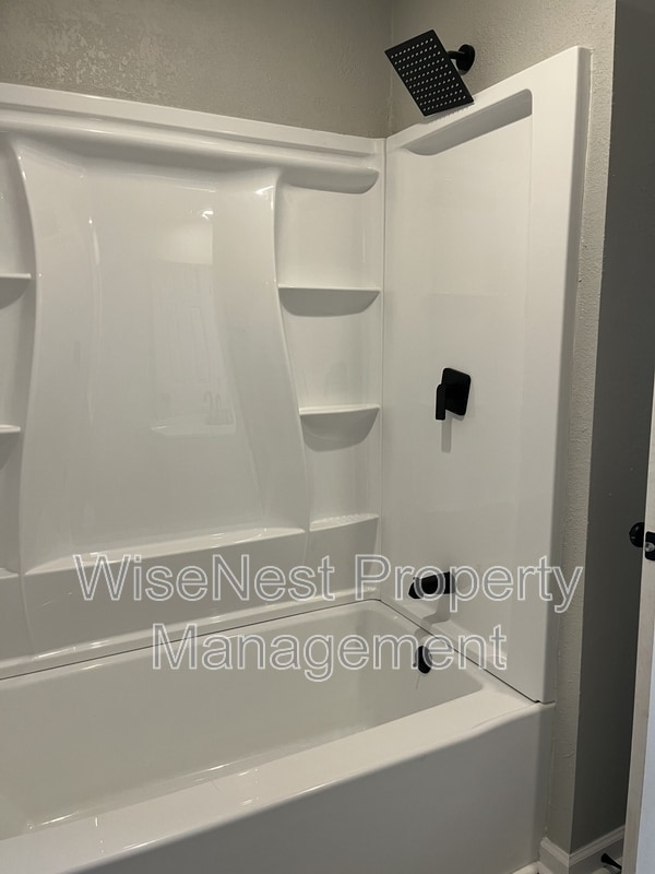 Building Photo - 708 NE Ball Dr