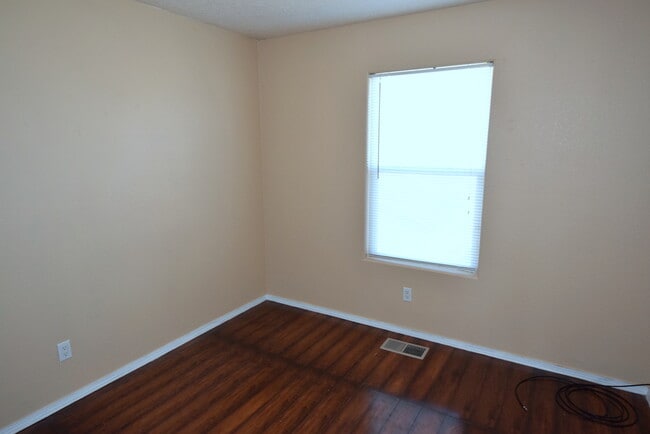Building Photo - Great 2 Story, 4 bedroom Home.