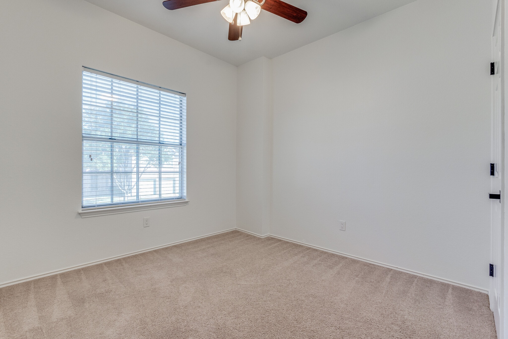 Building Photo - 6841 Bellehaven Dr