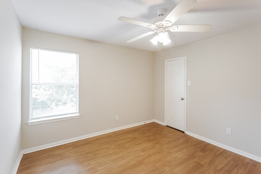 Building Photo - 8919 Green Ray Dr