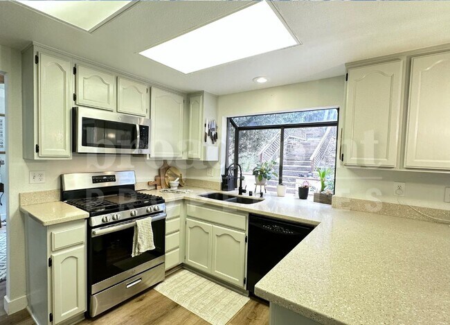 Building Photo - 1174 La Tortuga Dr