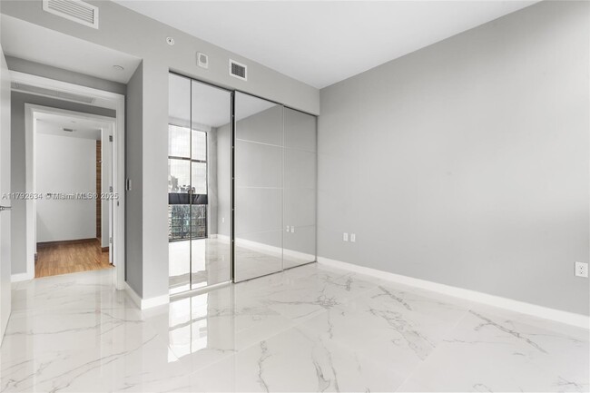 Building Photo - 1010 Brickell Ave