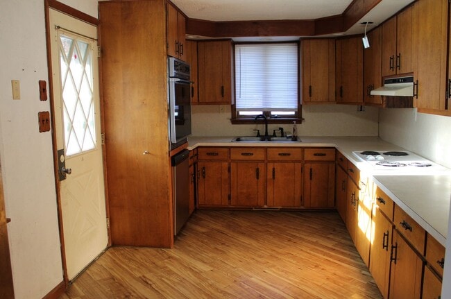 Building Photo - Updated 2-Bedroom Semi-Detached Home