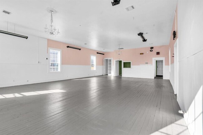 Building Photo - 401 E Main St