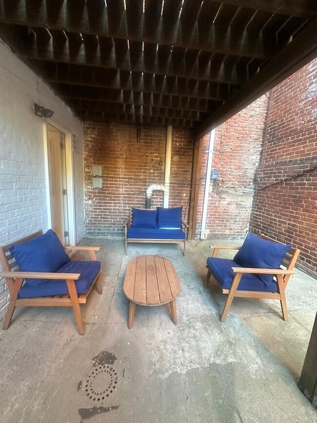 Building Photo - Modern Basement Unti 1 Bedroom/1 Bath, Recently renovated, new stainless steel appliances, floori...