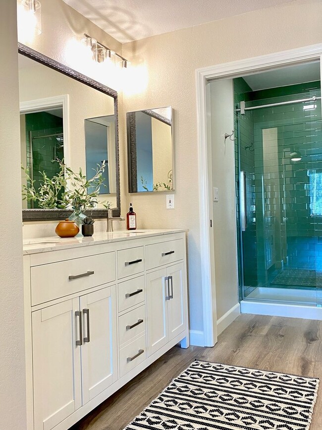 Building Photo - Stunning 2 bed 2 bath Condo In San Carlos