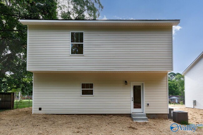 Building Photo - 1713 Golf Club Ln NW