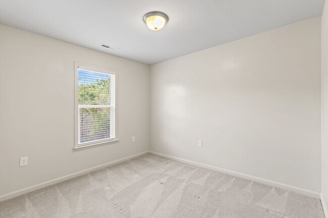 Building Photo - 2BR Townhome Near Camp Lejeune