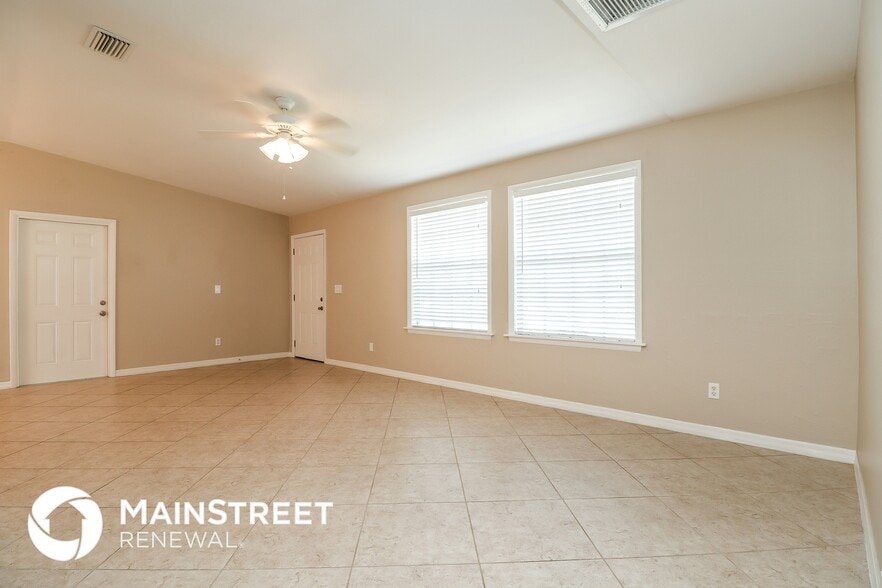 Building Photo - 721 NW Douglas Cir